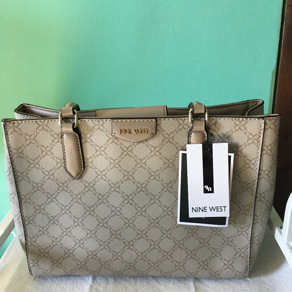 Nine West Kairo Tote w/ wristlet pouch NWT!!!!